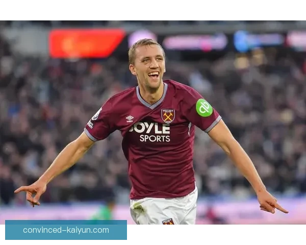 西汉姆联俱乐部最新动态：新签约球员加盟球队助力赛季目标